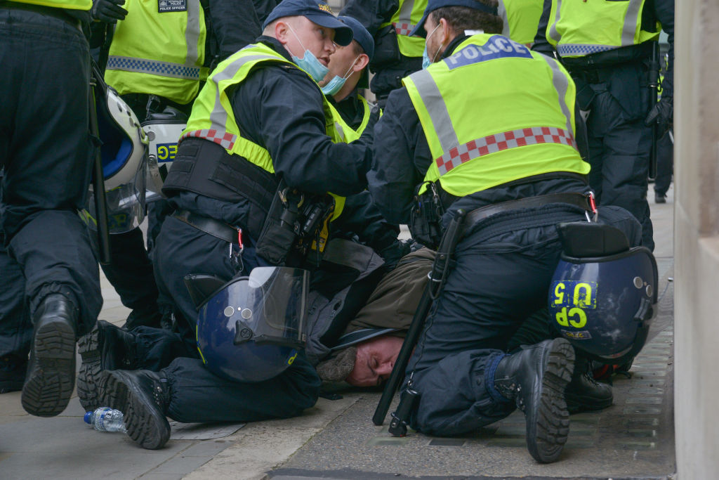 Protest anti-restricții cu mii de oameni la Londra. 36 de arestări şi mai mulţi poliţişti răniţi - Imaginea 4