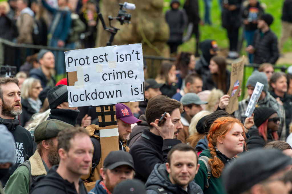 Protest anti-restricții cu mii de oameni la Londra. 36 de arestări şi mai mulţi poliţişti răniţi - Imaginea 6