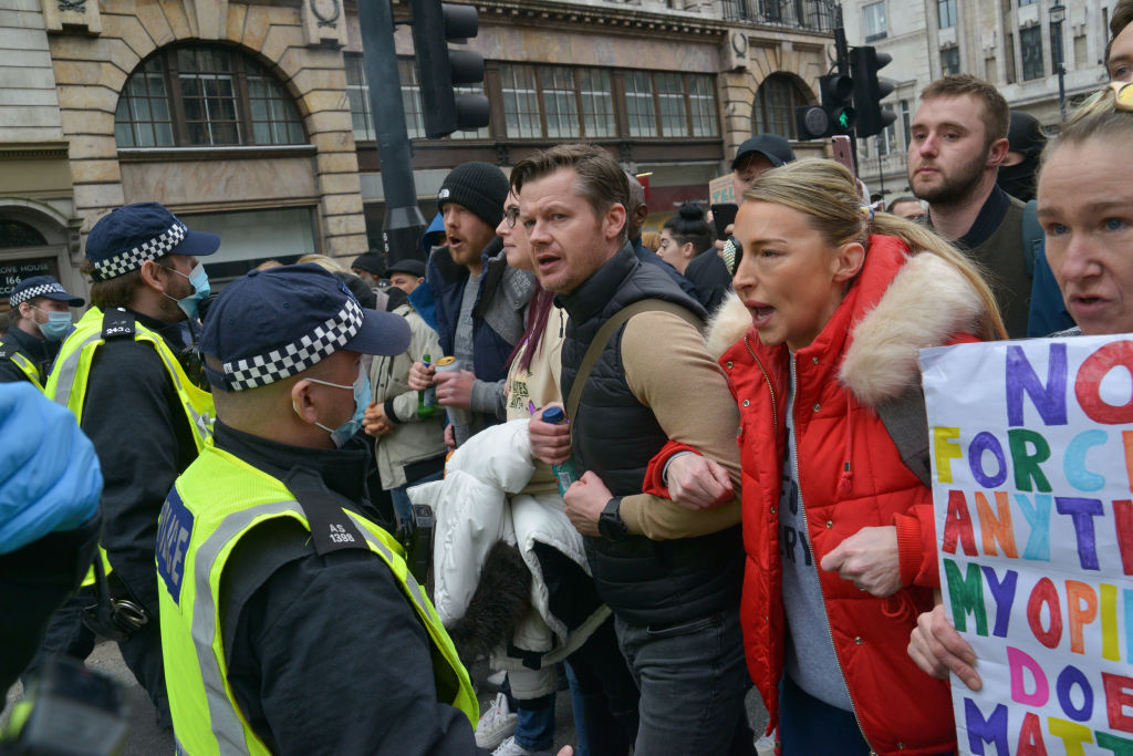 Protest anti-restricții cu mii de oameni la Londra. 36 de arestări şi mai mulţi poliţişti răniţi - Imaginea 8