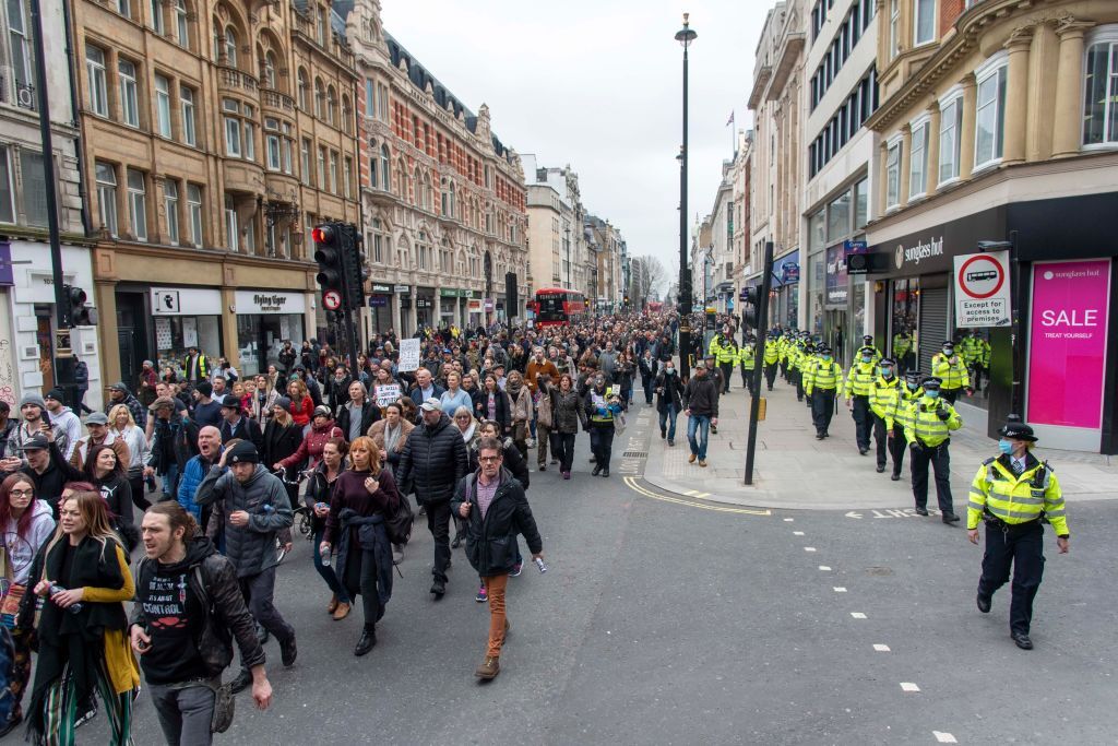 Protest anti-restricții cu mii de oameni la Londra. 36 de arestări şi mai mulţi poliţişti răniţi - Imaginea 9