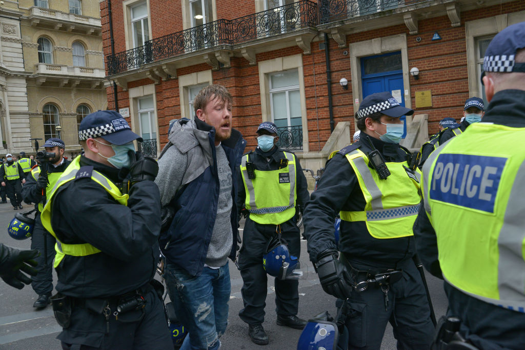 Protest anti-restricții cu mii de oameni la Londra. 36 de arestări şi mai mulţi poliţişti răniţi - Imaginea 10