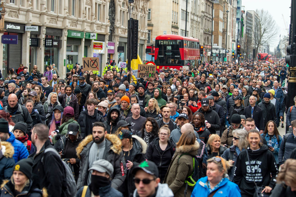 Protest anti-restricții cu mii de oameni la Londra. 36 de arestări şi mai mulţi poliţişti răniţi - Imaginea 13