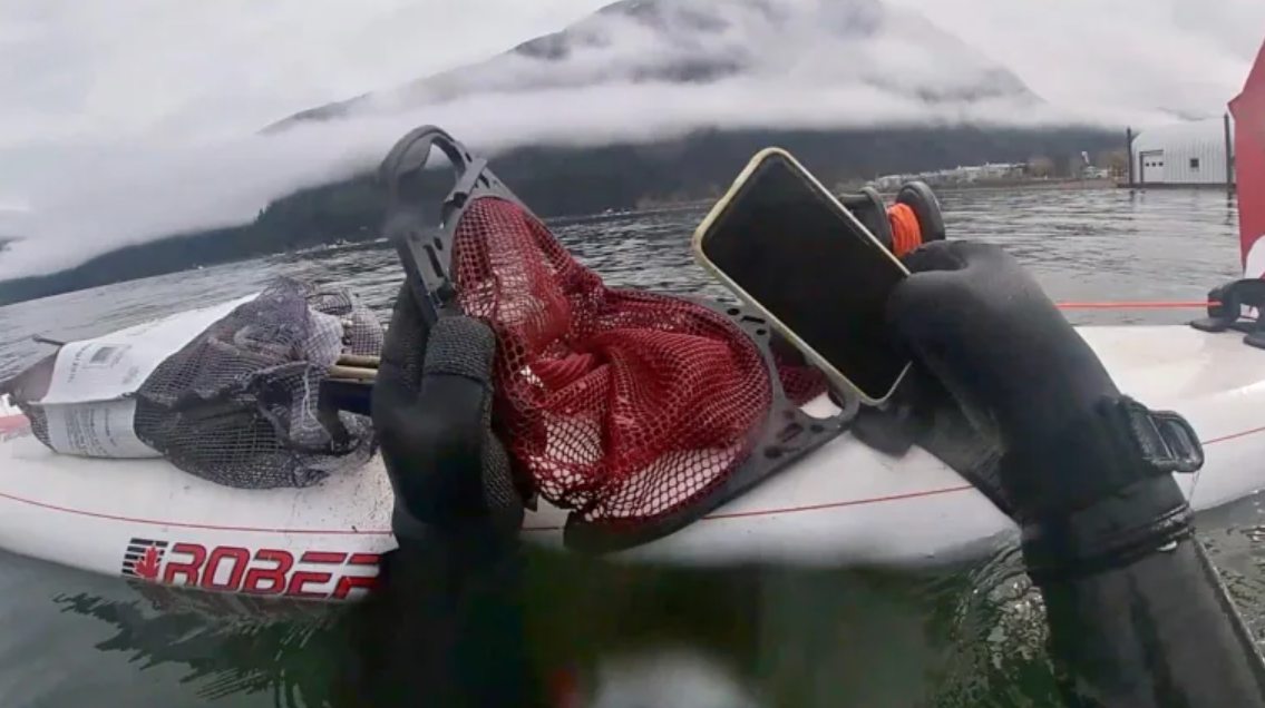 Un iPhone 11 găsit după 6 luni pe fundul unui lac este încă funcțional. Cui aparține - Imaginea 1