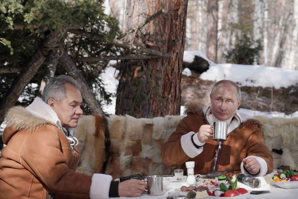 Imagini virale cu Vladimir Putin în taigaua siberiană. Ce a făcut alături de ministrul Apărării - Imaginea 1