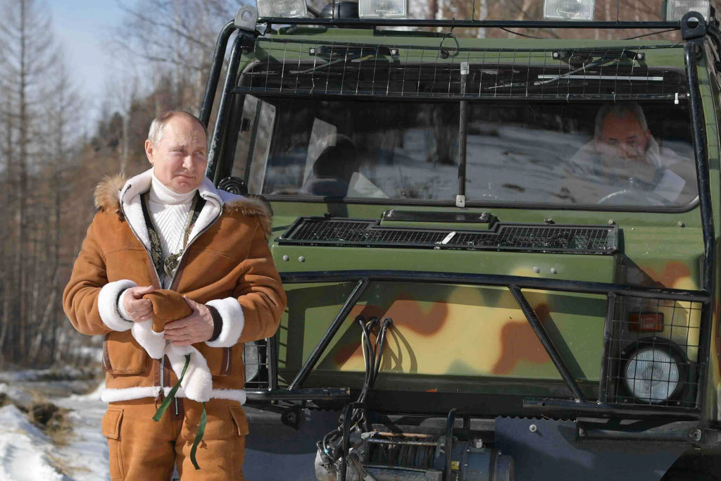 Imagini virale cu Vladimir Putin în taigaua siberiană. Ce a făcut alături de ministrul Apărării - Imaginea 2