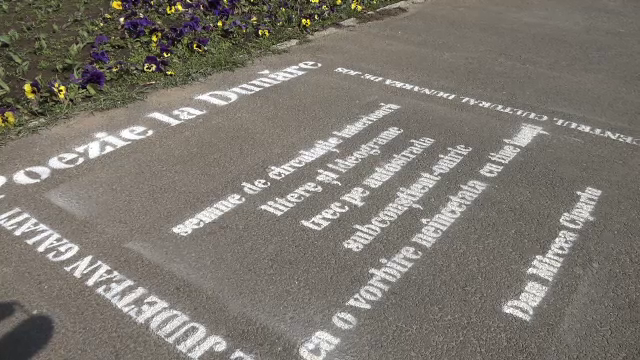 Versuri scrise pe asfalt de ziua poeziei, la Galați. Reacția celor care s-au oprit să le citească