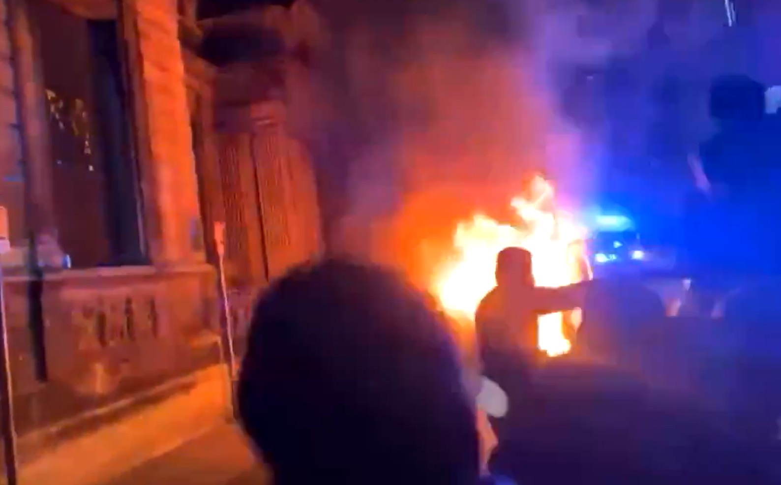 VIDEO. Un protest pașnic a degenerat rapid în UK. Manifestanții au atacat o secție de poliție și au rănit mai mulți ofițeri - Imaginea 5