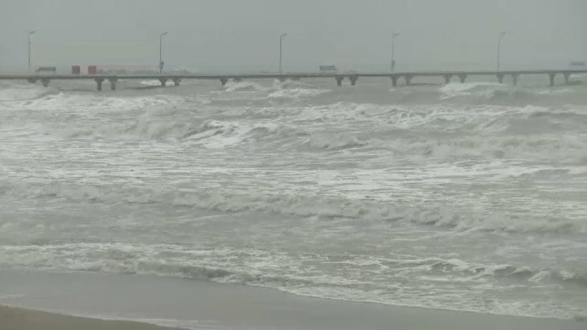 Furtună puternică la malul mării. Autorităţile au decis să suspende manevrele în Portul Constanța