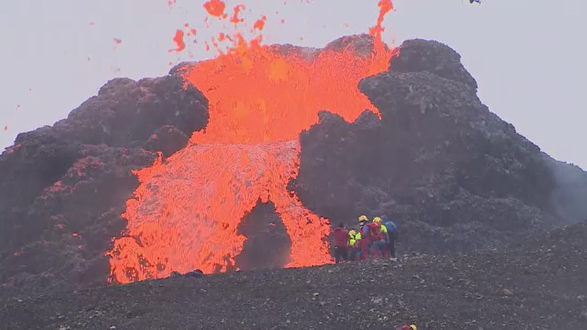 Un bărbat a prăjit cârnați pe lava unui vulcan în erupție. Mai mulți turiști și-au riscat viața pentru poze