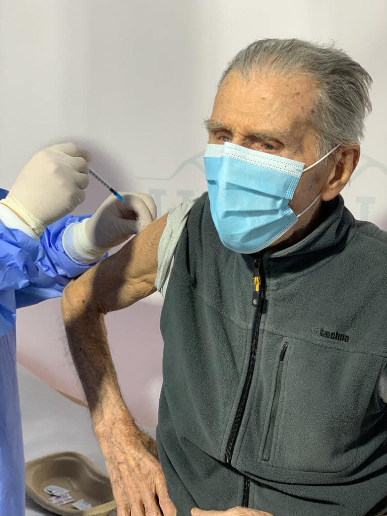 Un veteran din Al Doilea Război Mondial, în vârstă de 99 de ani, s-a vaccinat anti Covid-19 - Imaginea 2