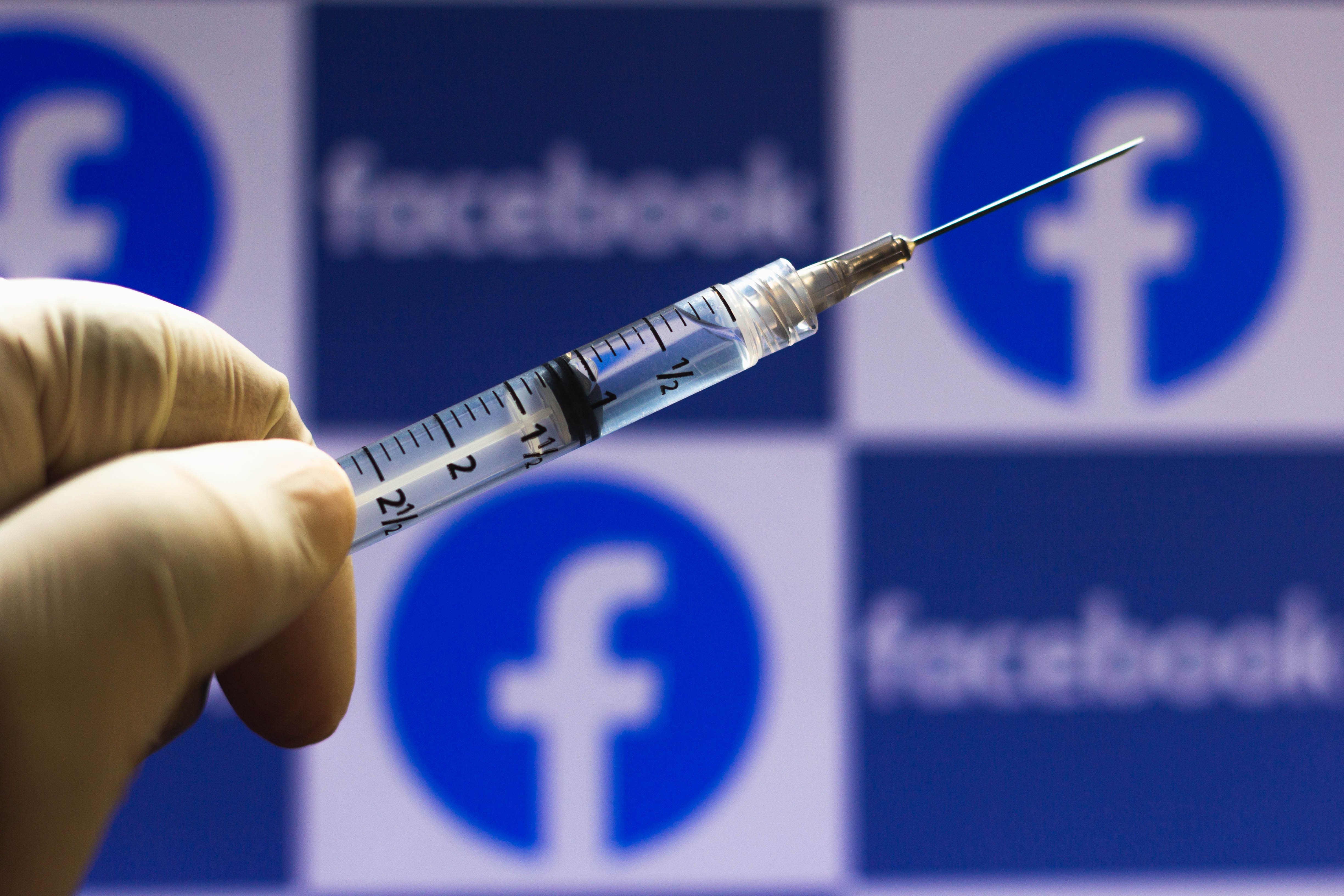 Procurorii din 12 state au semnat o scrisoare către Facebook și Twitter. Cer măsuri imediate împotriva anti-vaxxerilor