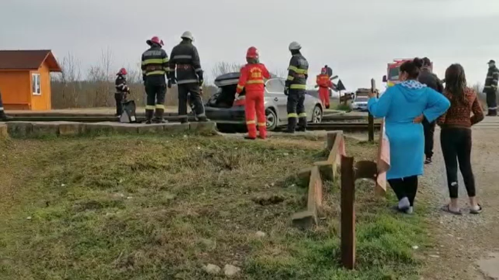 Un tânăr din Dâmbovița a fost la un pas de moarte după ce mașina pe care o conducea a fost lovită de tren