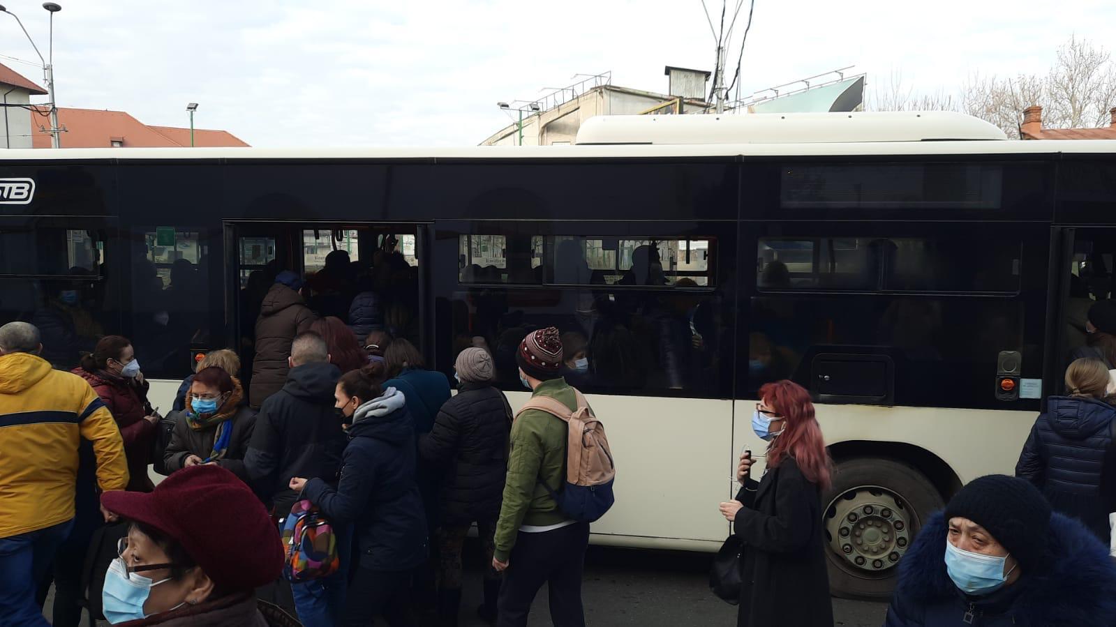 Aglomerație în stațiile STB. Oamenii au ales autobuzele după ce metroul a fost blocat - Imaginea 7