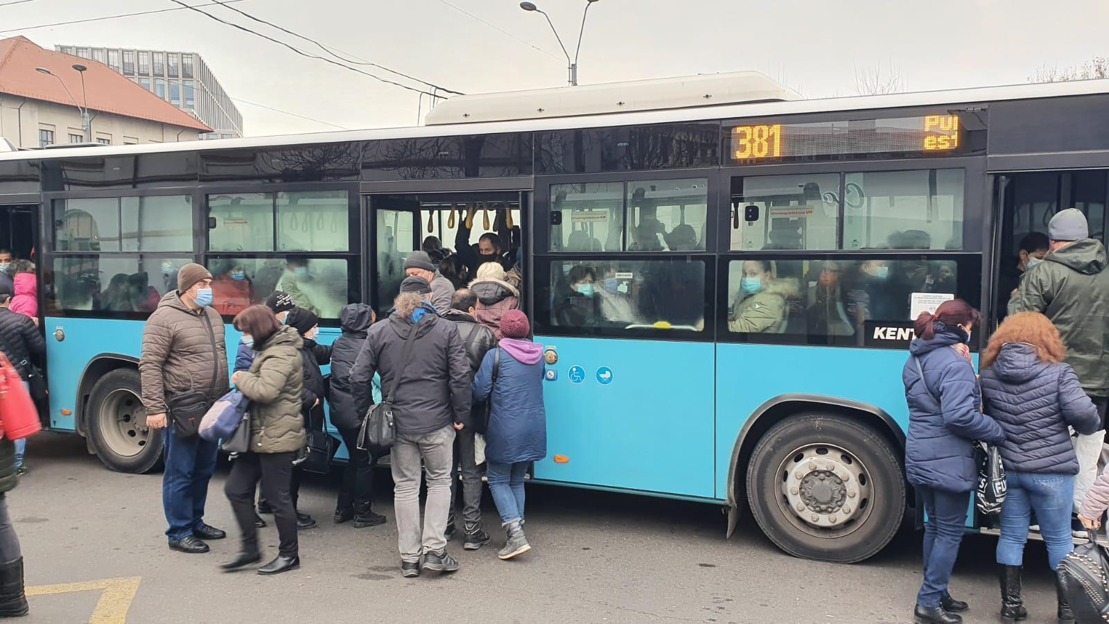 Aglomerație în stațiile STB. Oamenii au ales autobuzele după ce metroul a fost blocat - Imaginea 1