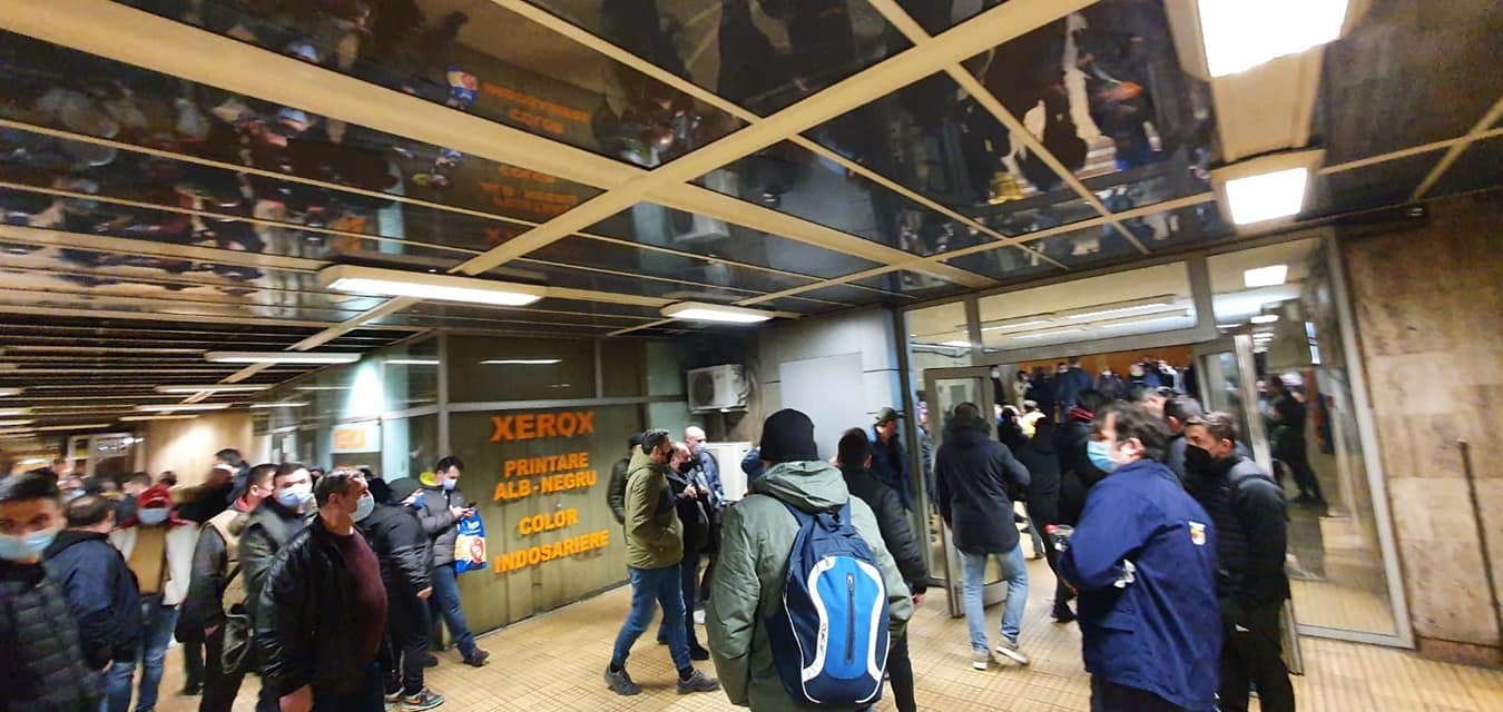 Sute de sindicaliști au protestat la metrou cu muzică. Circulația trenurilor va fi reluată sâmbătă dimineață - Imaginea 5