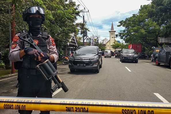 Atac sinucigaș cu bombă în apropierea unei catedrale din Indonezia. 14 răniți