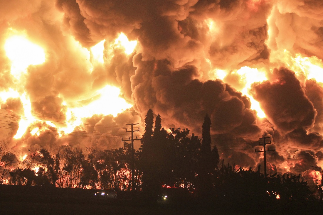 VIDEO. Incendiu de proporții la o rafinărie de petrol. Sute de persoane au fost evacuate