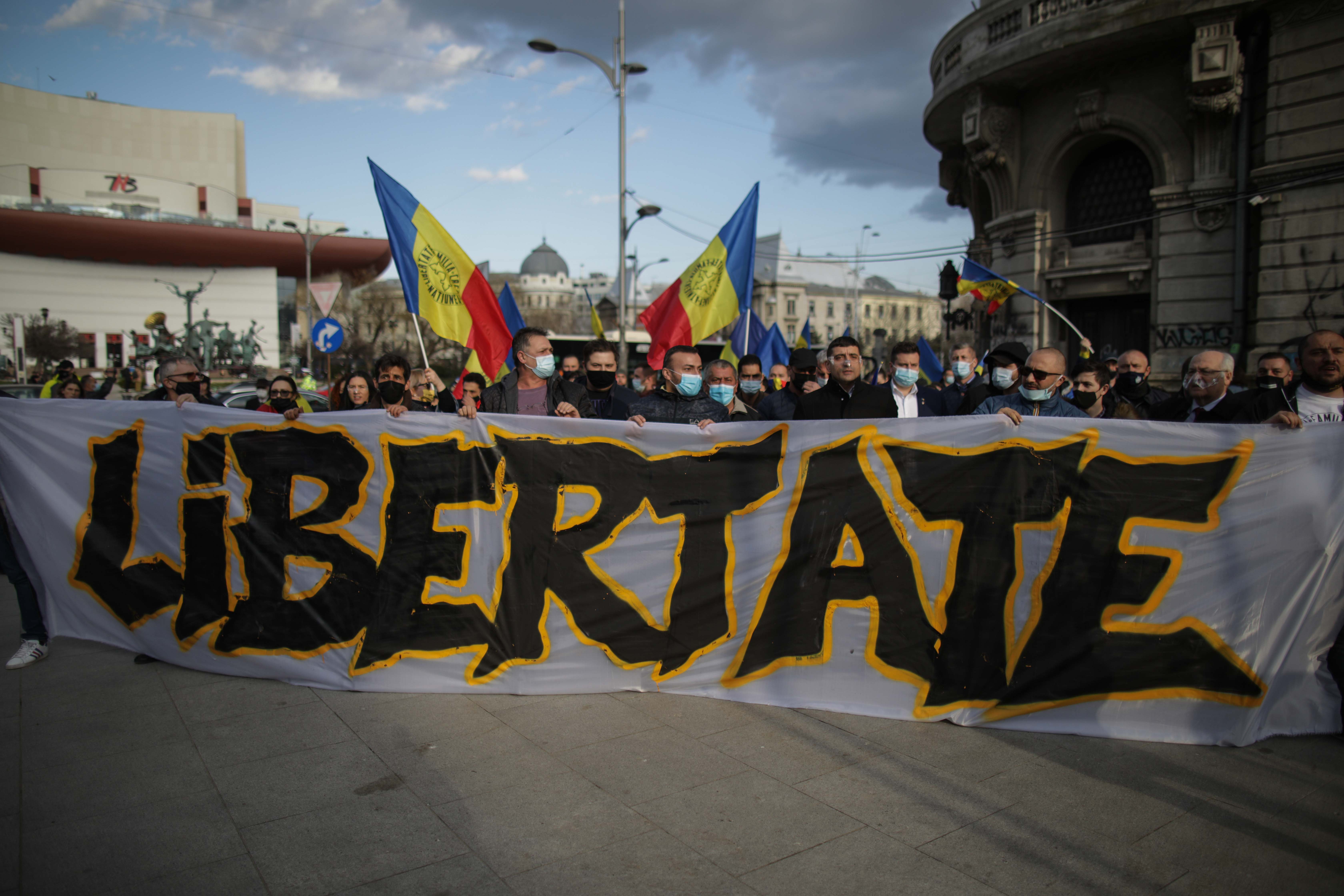 Manifestații împotriva noilor restricții în București și în țară. Un bărbat a fost reținut în Capitală - Imaginea 1