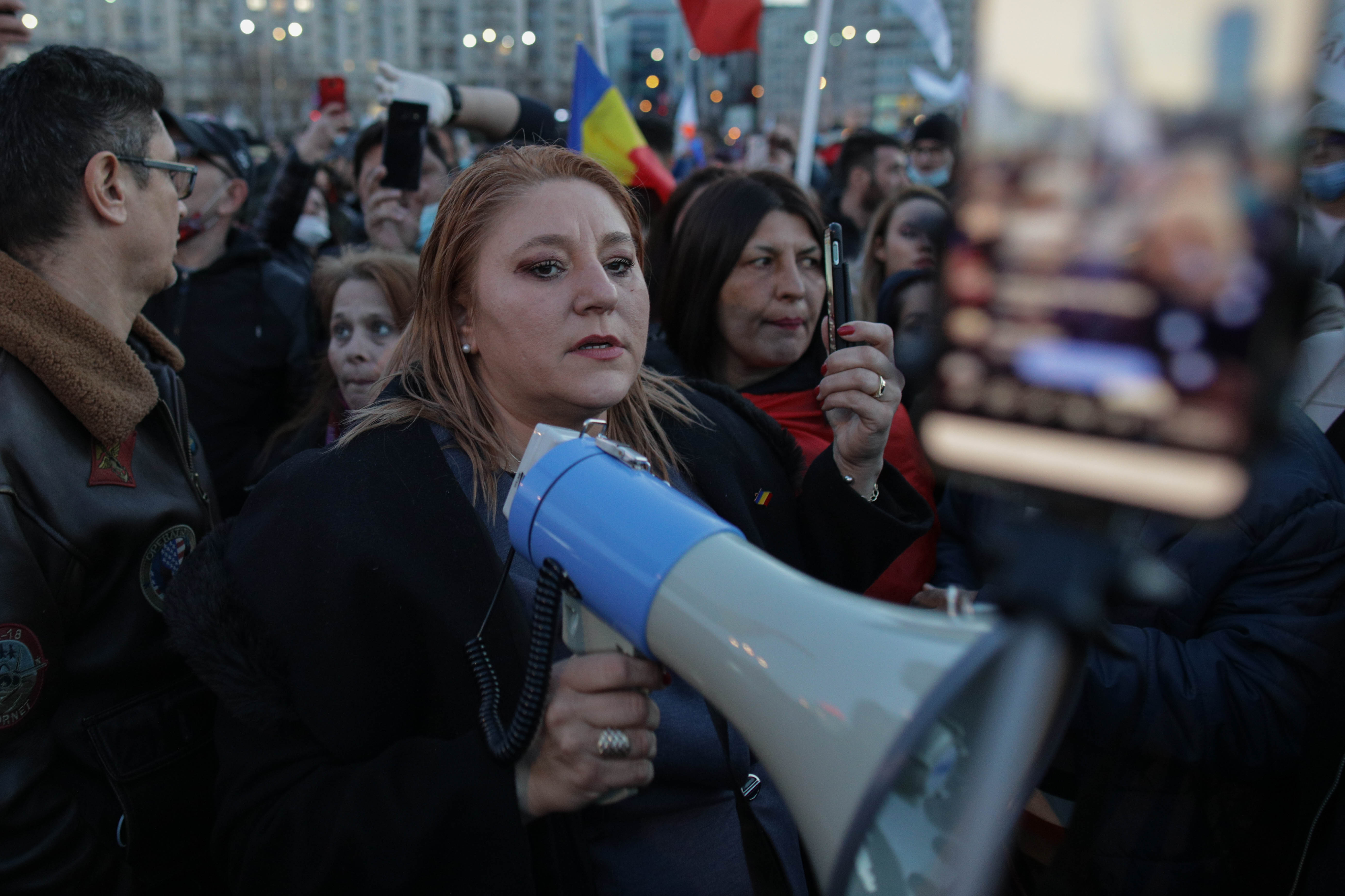 Manifestații împotriva noilor restricții în București și în țară. Un bărbat a fost reținut în Capitală - Imaginea 3
