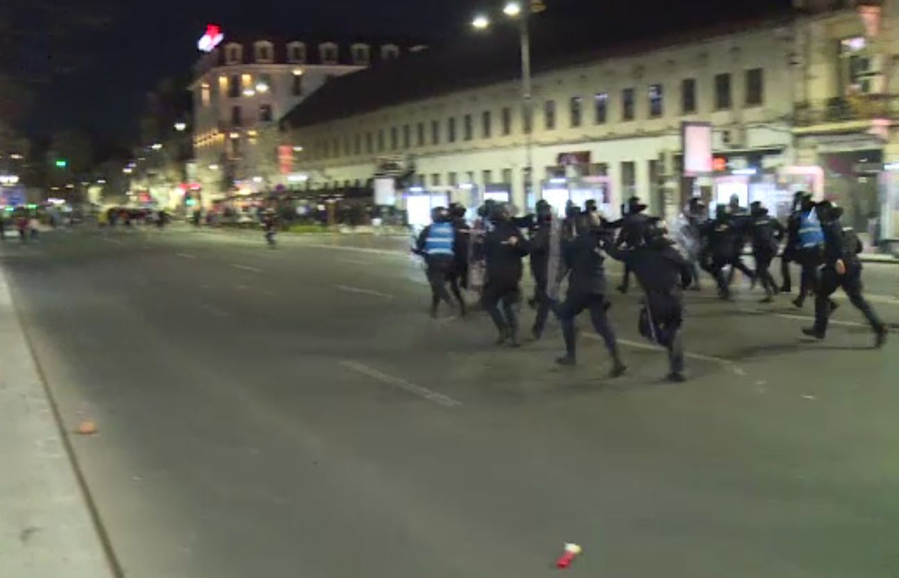 Bilanțul violențelor din București. 12 jandarmi au fost răniți la protestele față de restricțiile Covid-19 - Imaginea 1