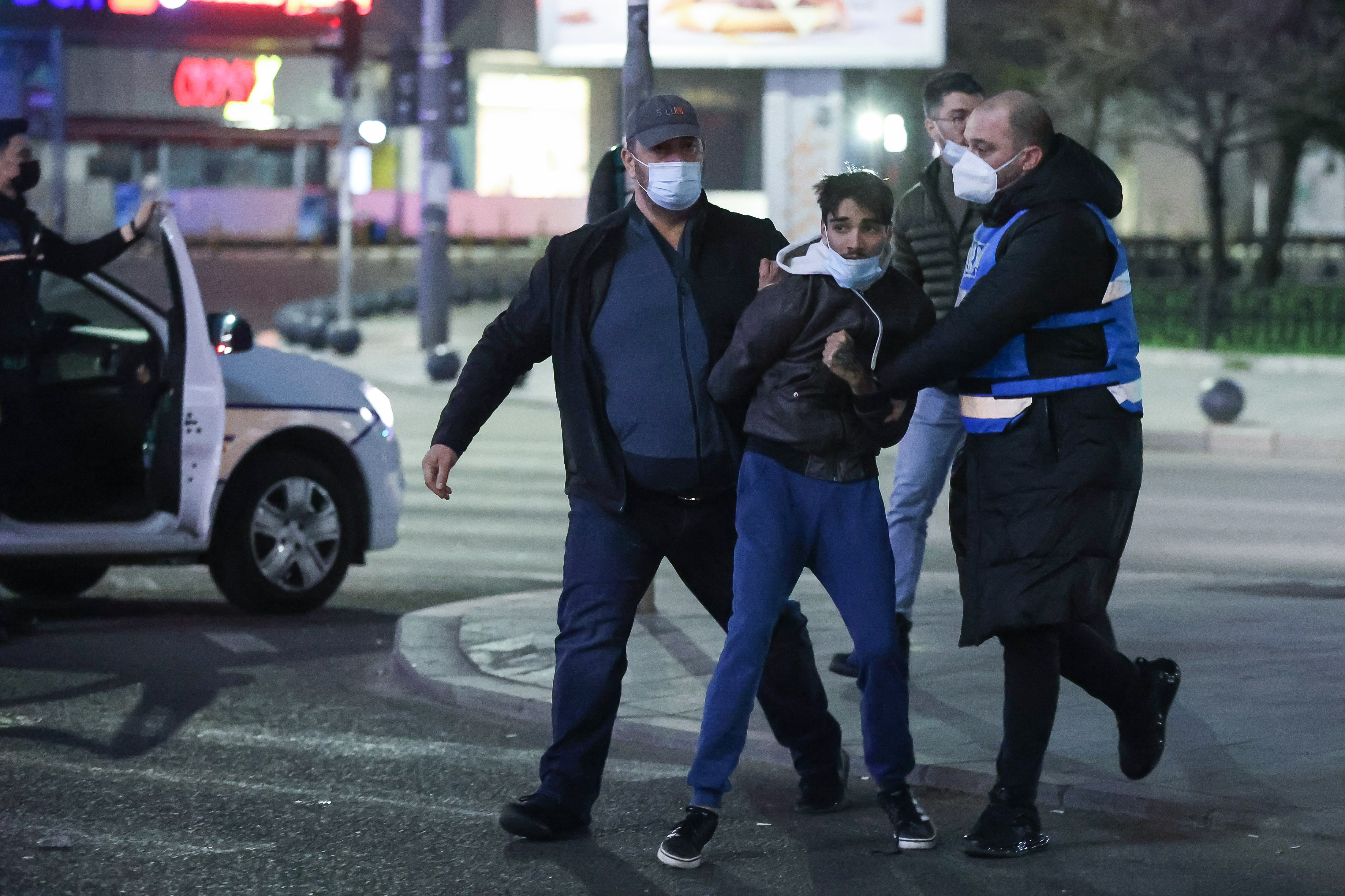 Bilanțul violențelor din București. 12 jandarmi au fost răniți la protestele față de restricțiile Covid-19 - Imaginea 5