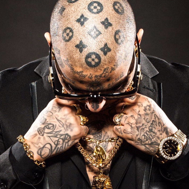 Un rapper faimos pentru că şi-a tatuat pe cap logo-ul Louis Vuitton, condamnat la închisoare