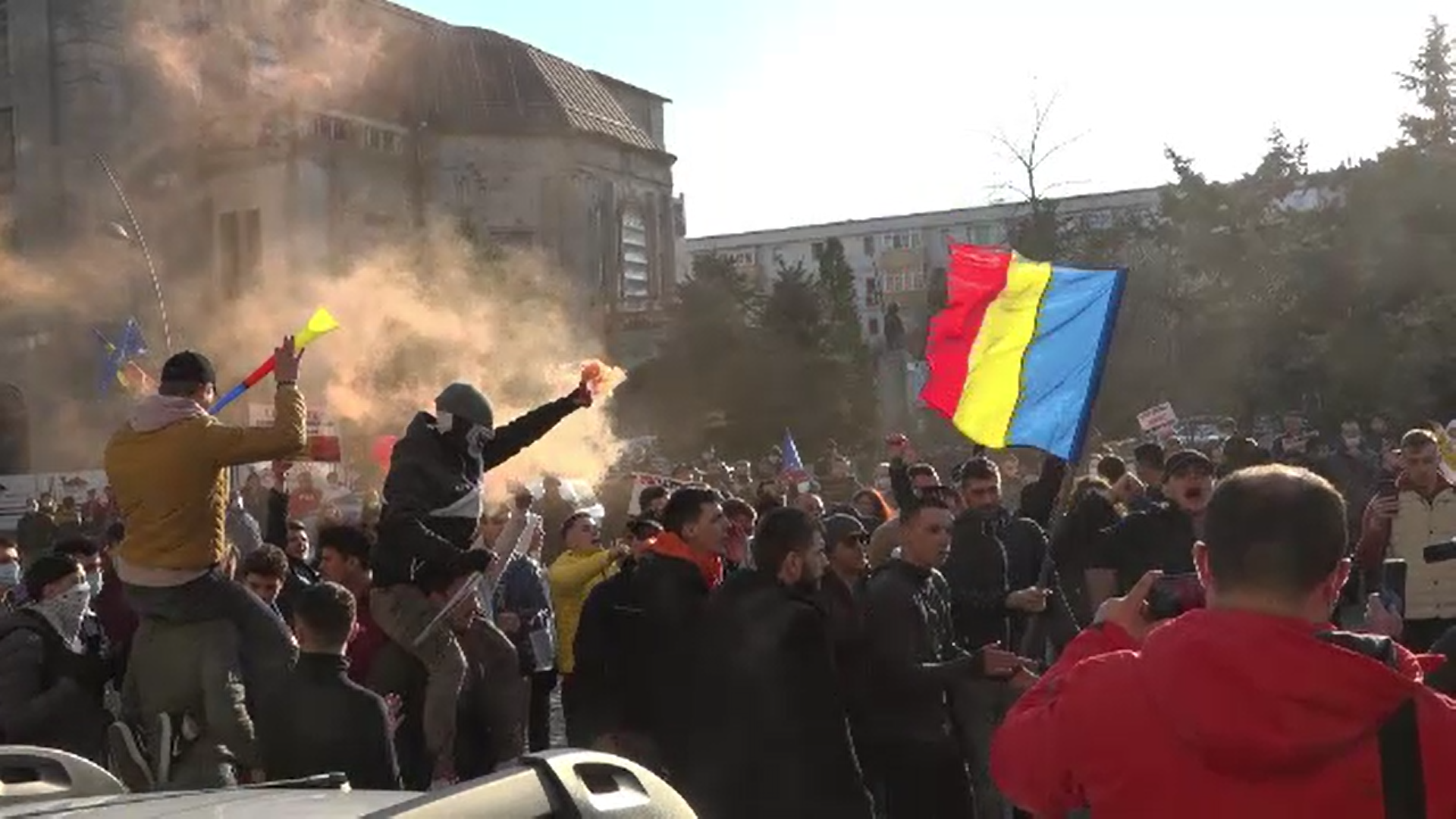 Proteste în 70 de localități din țară. Petarde aruncate în jandarmi la Galați, violențe la București