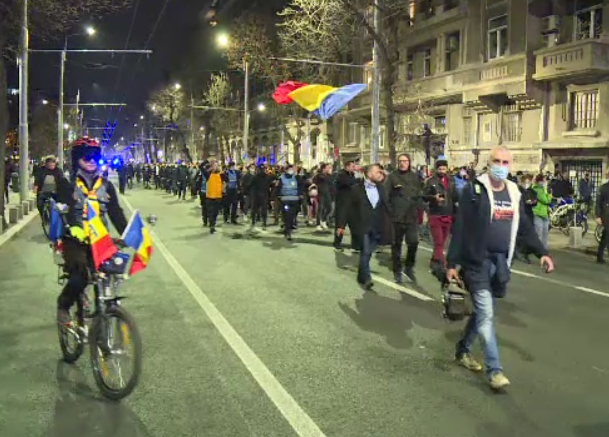 Noi proteste în Bucureşti şi alte oraşe. Aproape 180 de manifestanţi au ajuns la poliţie
