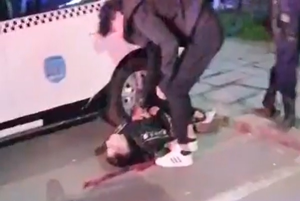 VIDEO Jandarmii din Brăila, acuzaţi că ar fi lovit un protestatar: Sângele era, de fapt, o eșarfă roșie. Reacţia AUR
