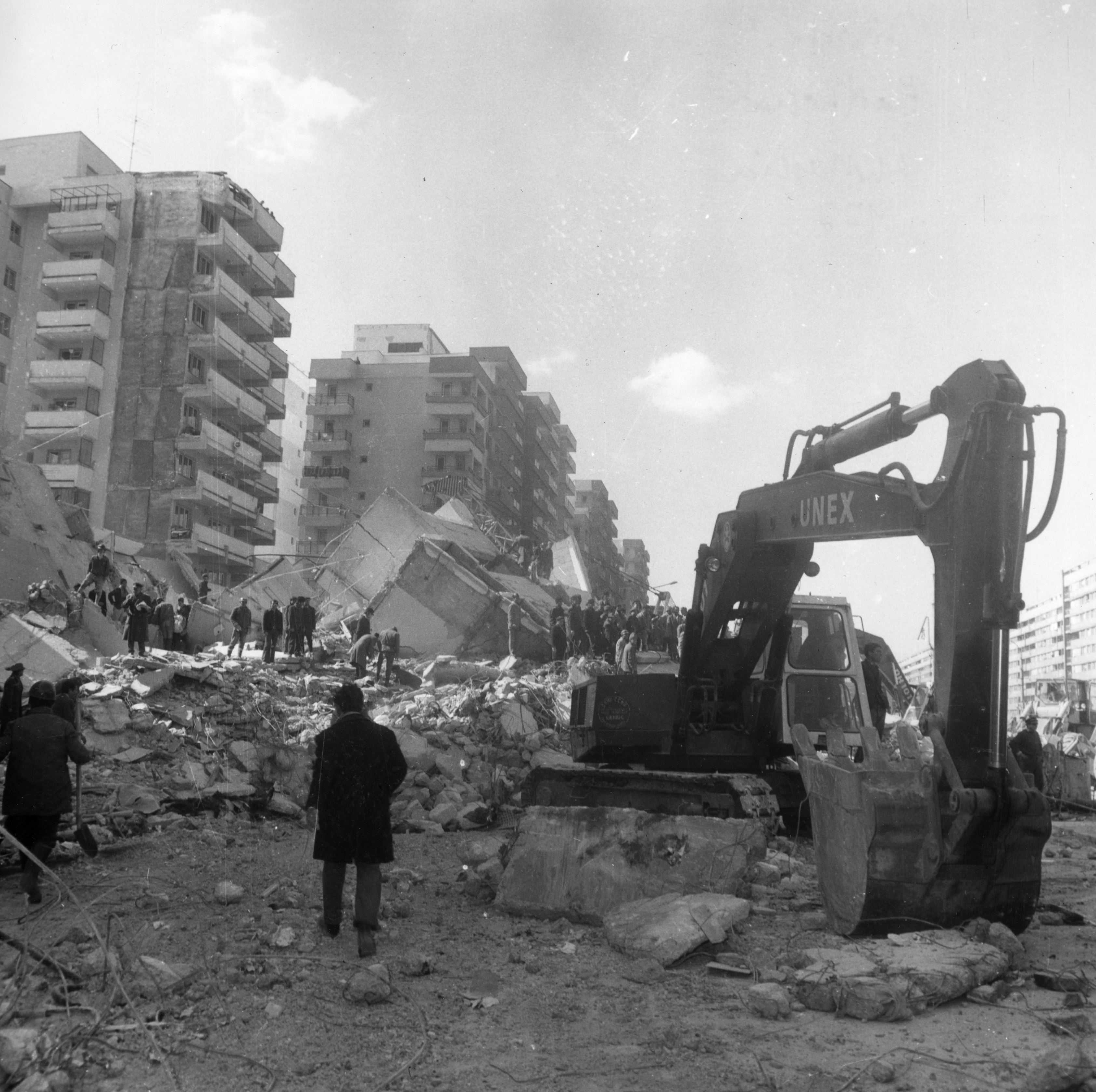 GALERIE FOTO. Cutremur 1977: Clădiri importante din Bucureşti distruse în urma seismului din 4 martie - Imaginea 1