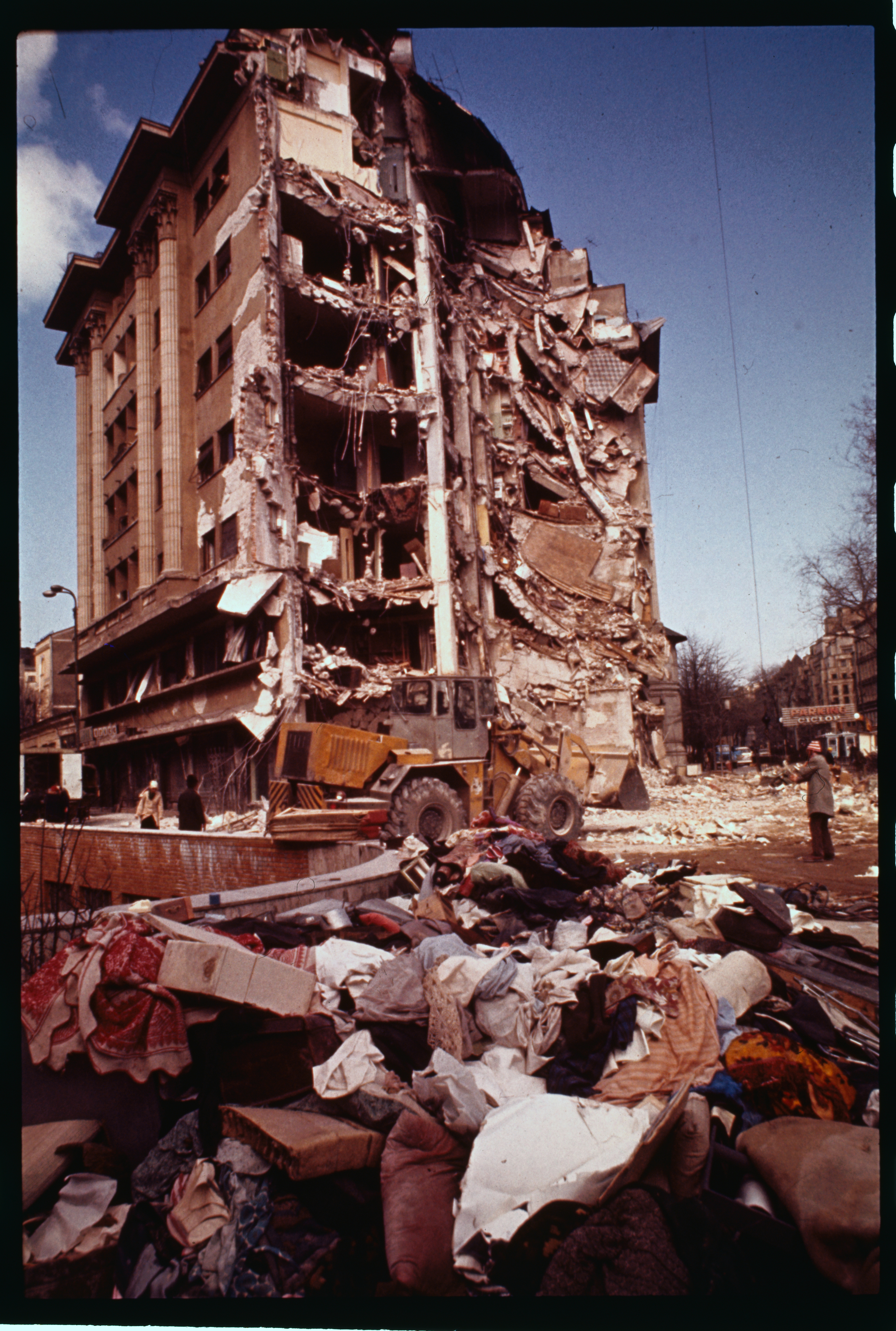GALERIE FOTO. Cutremur 1977: Clădiri importante din Bucureşti distruse în urma seismului din 4 martie - Imaginea 2
