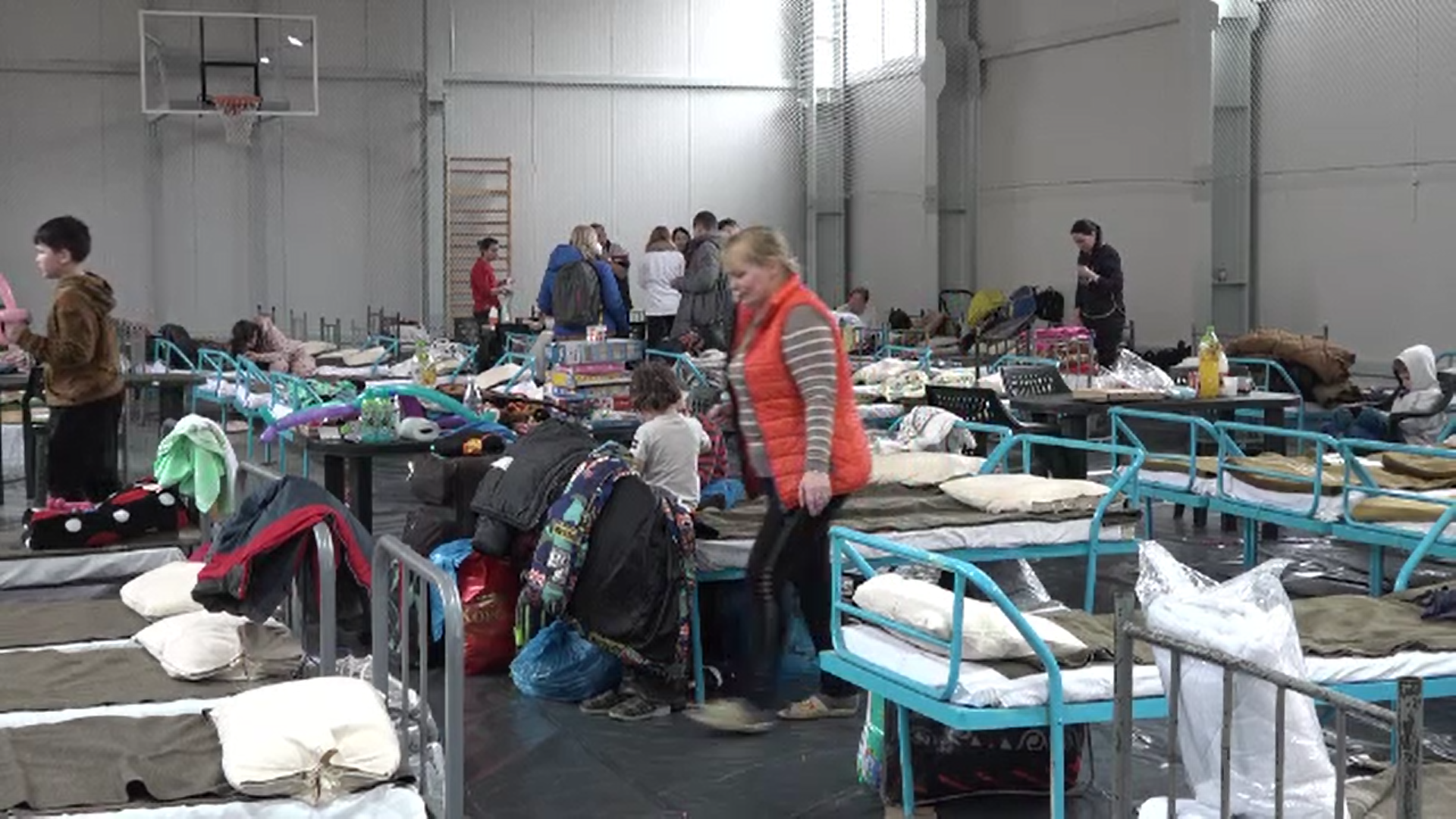 Un an de război. Momentele emoționante cu refugiații ucraineni la granițe, care fugeau de invazia Rusiei | GALERIE FOTO - Imaginea 4