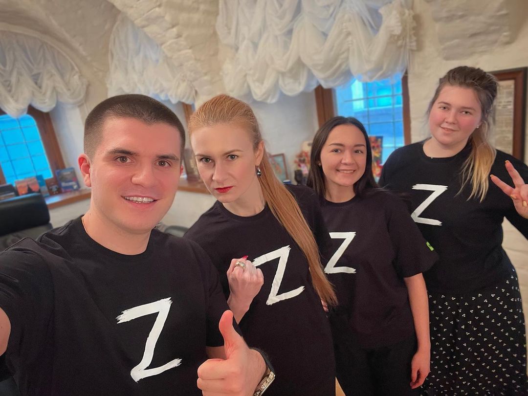 Fanii lui Putin poartă tricouri și insigne cu ”Z”, să arate că susțin invazia din Ucraina