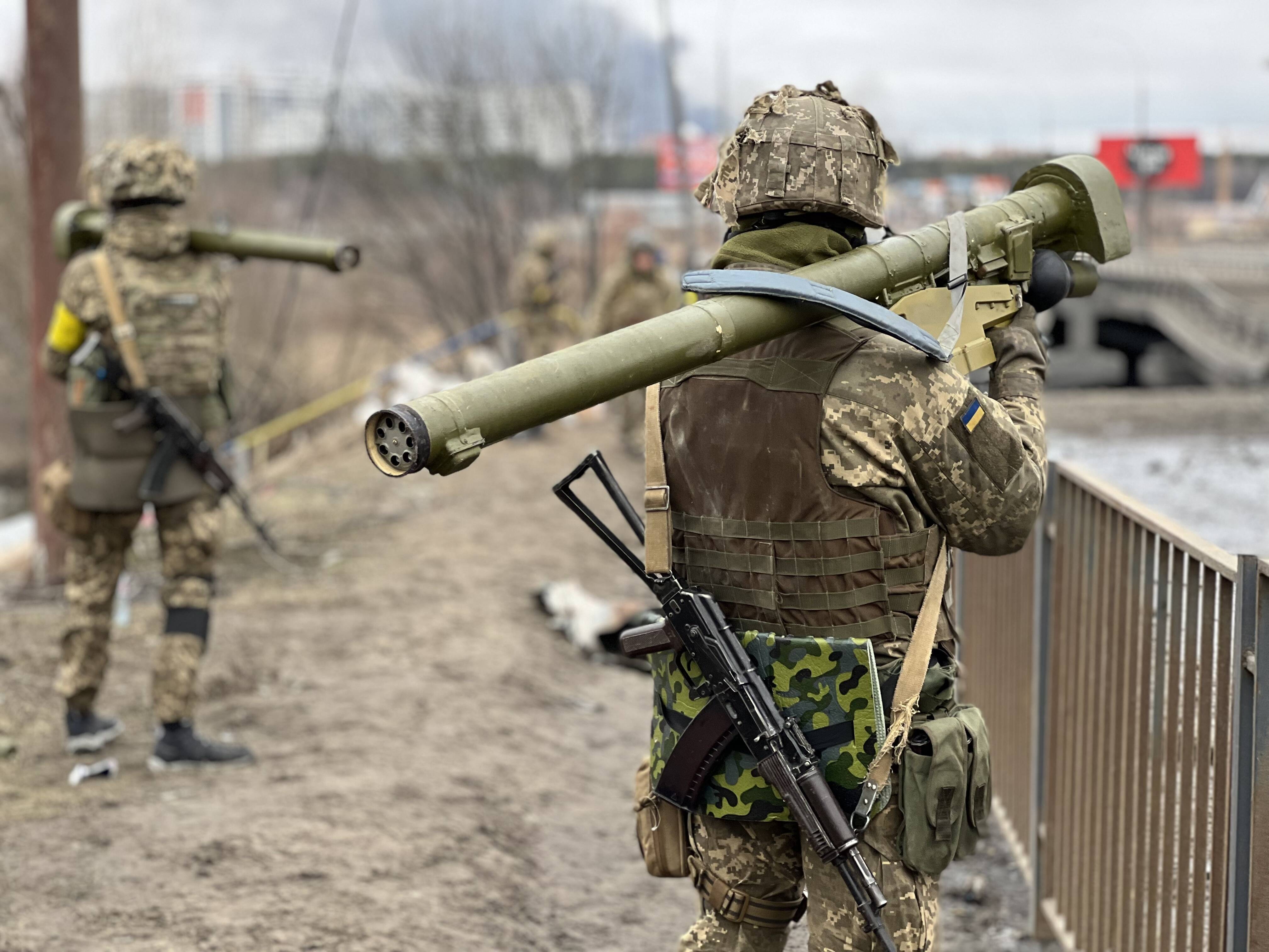 Nouă lege în Ucraina. Civilii pot trage asupra soldaților identificabili ca forțe ostile