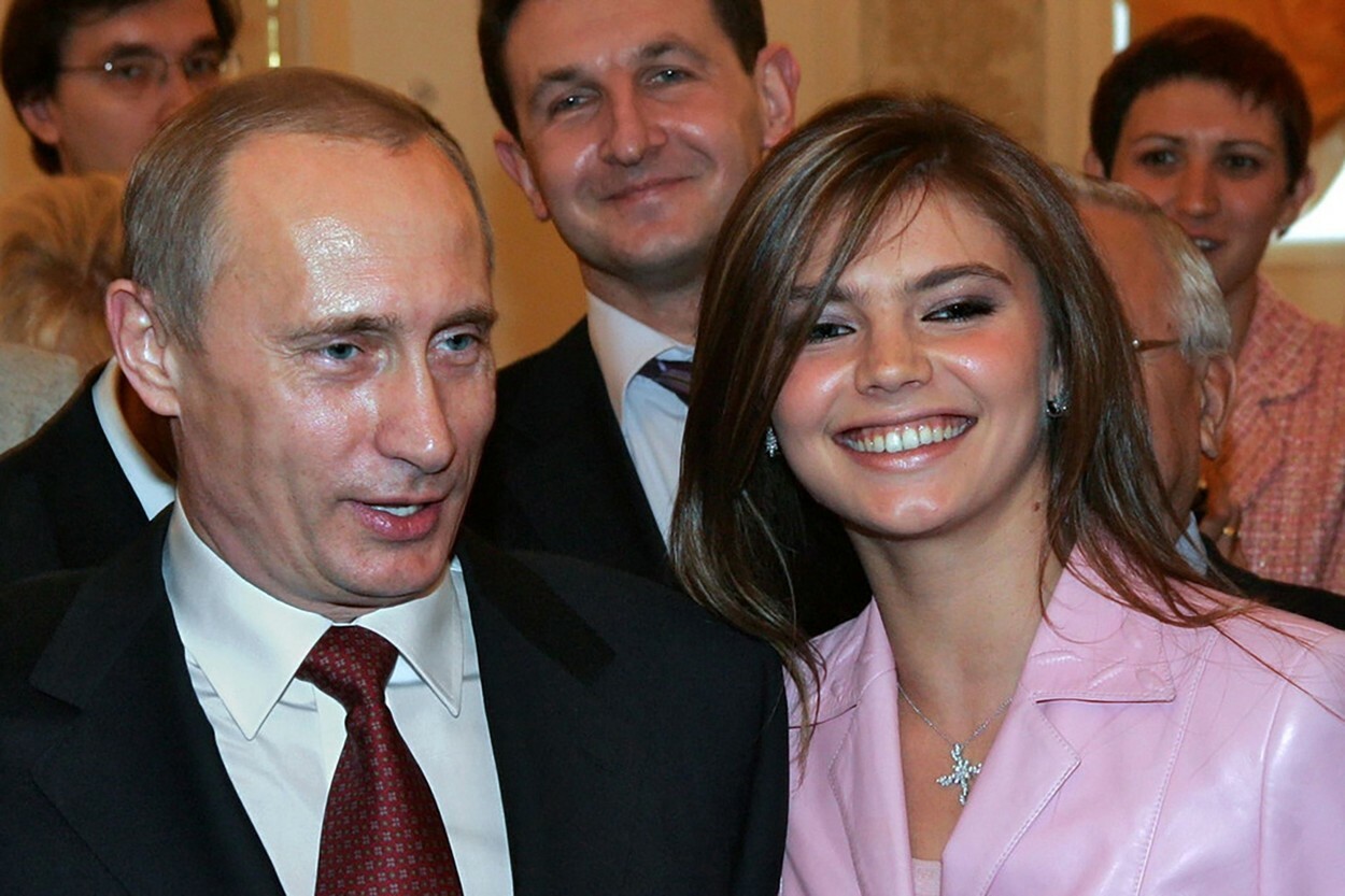 UE plănuiește să-i impună sancțiuni Alinei Kabaeva, presupusa iubită a lui Putin. Pe listă se află și familia lui Peskov