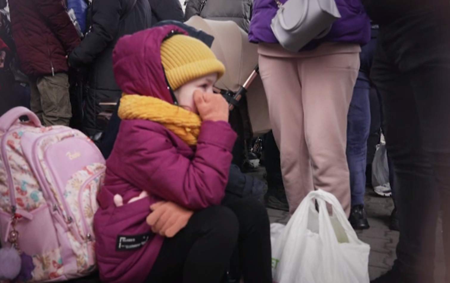 Un an de război. Momentele emoționante cu refugiații ucraineni la granițe, care fugeau de invazia Rusiei | GALERIE FOTO - Imaginea 3