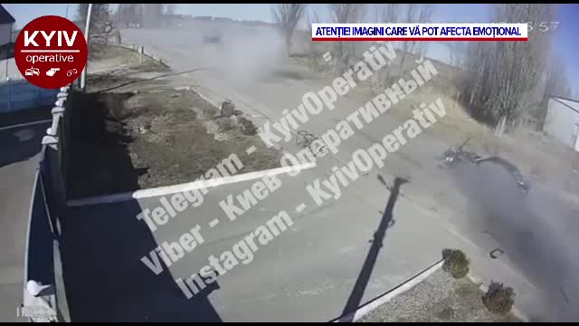 Momentul în care un tanc rusesc distruge cu două proiectile mașina unor soți din Ucraina