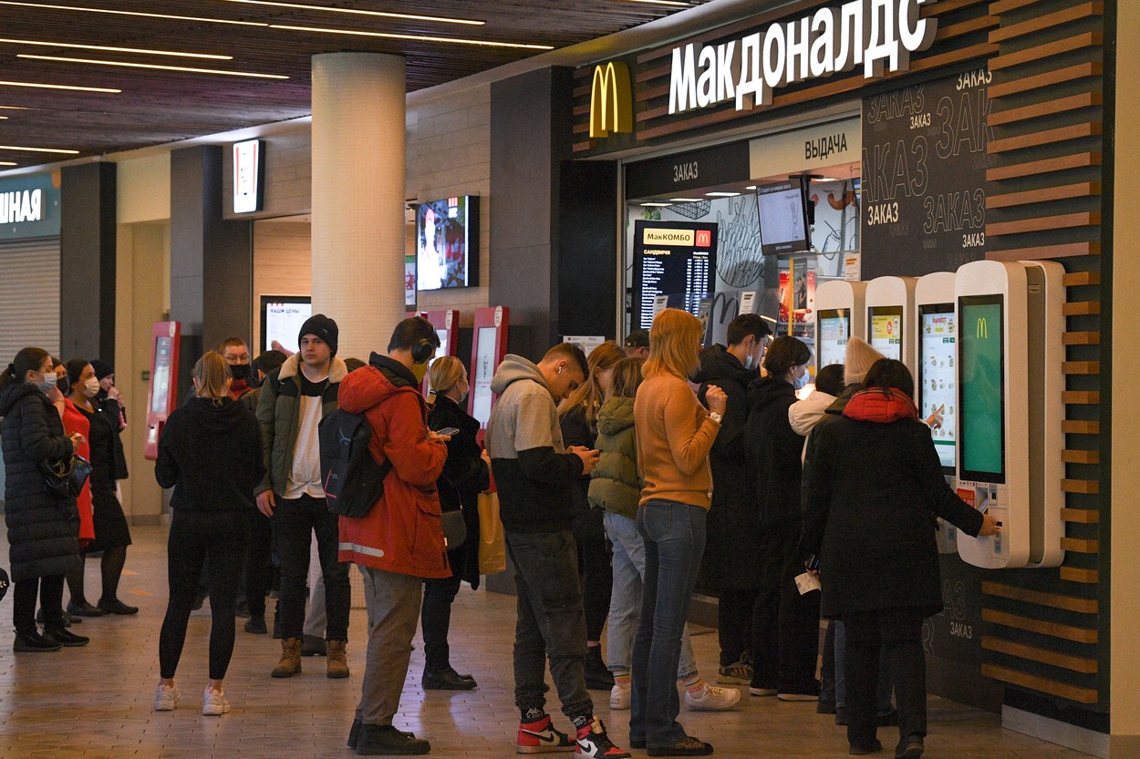 McDonald's: Închiderea restaurantelor din Rusia costă 50 mil dolari/lună, îi va plăti în continuare pe cei 62.000 de angajați
