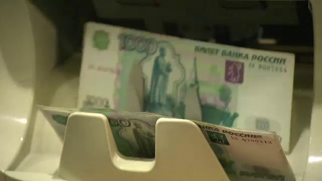 Rubla rusească a înregistrat un nou minim-record față de dolar și euro. Banca Rusiei a interzis ruşilor să mai cumpere valută