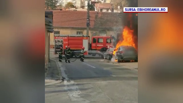 O mașină a luat foc pe o stradă din Oradea. Flăcările s-au extins și la o casă din apropiere