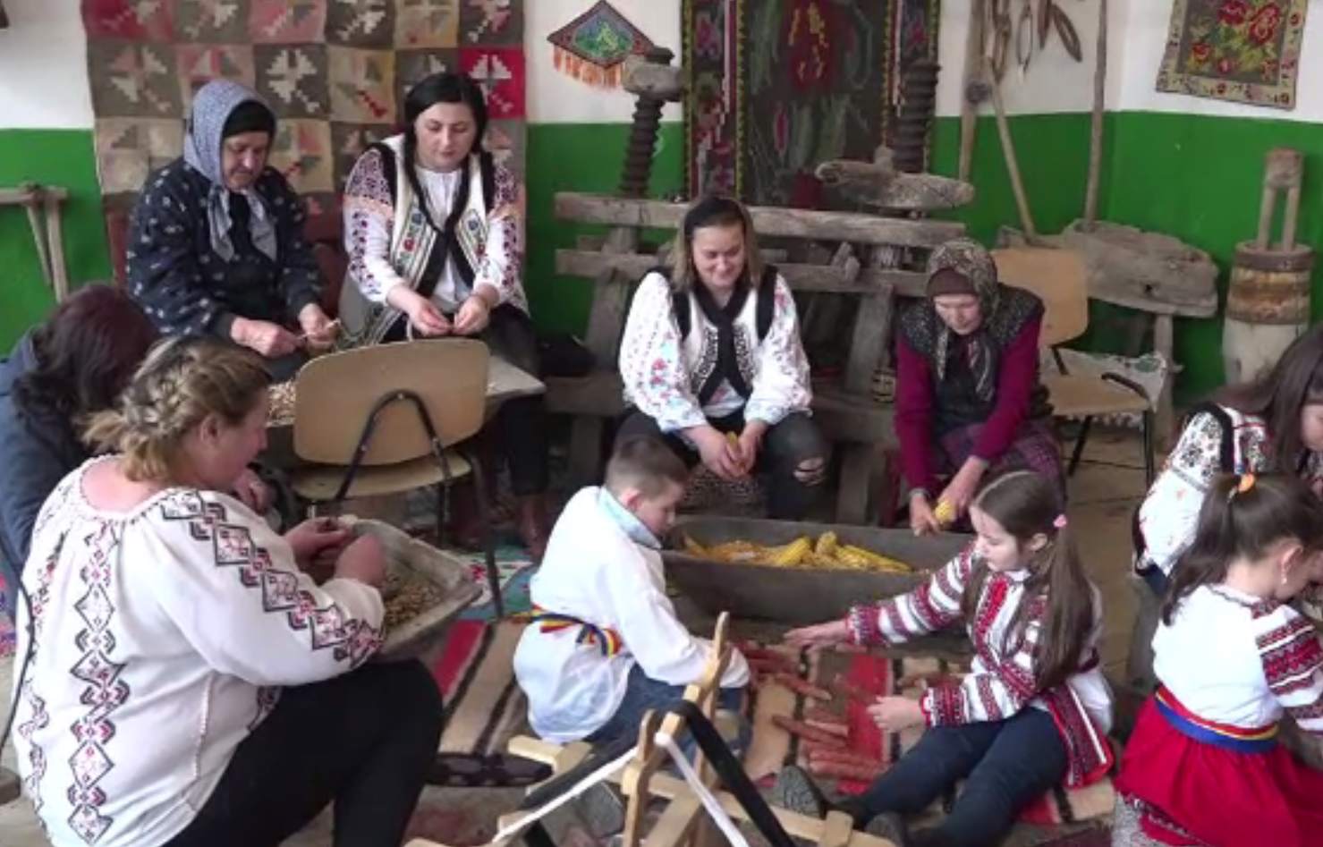 Prima șezătoare organizată în Vaslui, după mult timp. Tinerii s-au strâns în jurul focului, dornici să învețe tradițiile