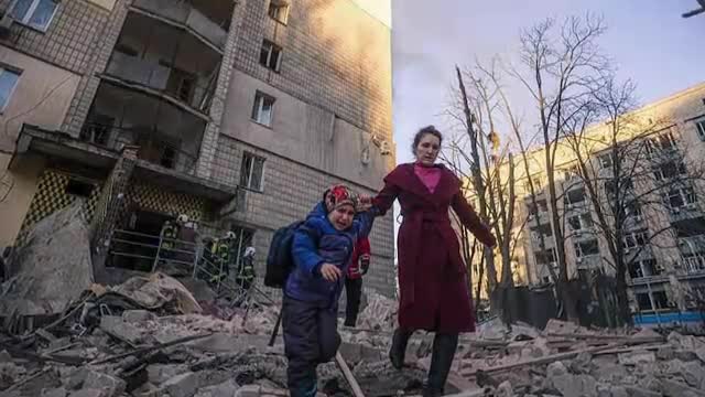 Marile orașe ucrainene, transformate în ruine. „Au căzut rachete, soțul meu pur și simplu a sărit în aer, îi șiroia sângele”