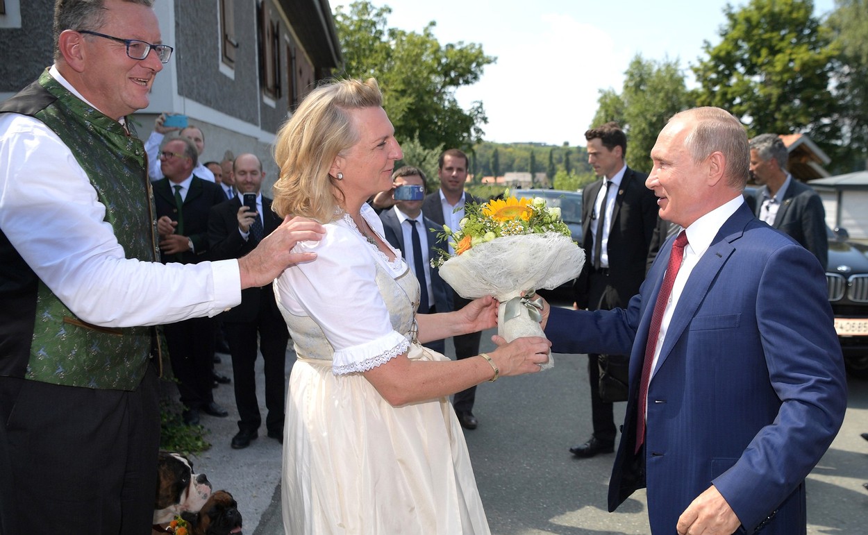 Darul de nuntă oferit de Putin fostului ministru de Externe al Austriei, motiv de scandal - Imaginea 2