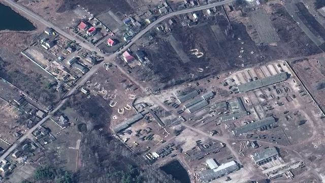 Imagini din satelit. Armata rusă construiește tranșee pentru a-și proteja pozițiile militare lângă Kiev