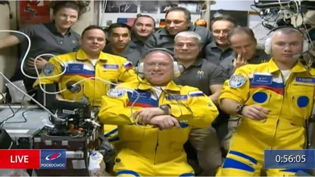 Trei cosmonauți ruși au sosit la Stația Spațială Internațională în costume de zbor galben și albastru, culorile Ucrainei