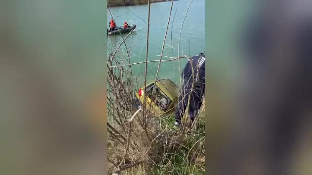Bărbat de 63 de ani, găsit mort în mașină, în apele Jiului. Cel mai probabil s-a sinucis