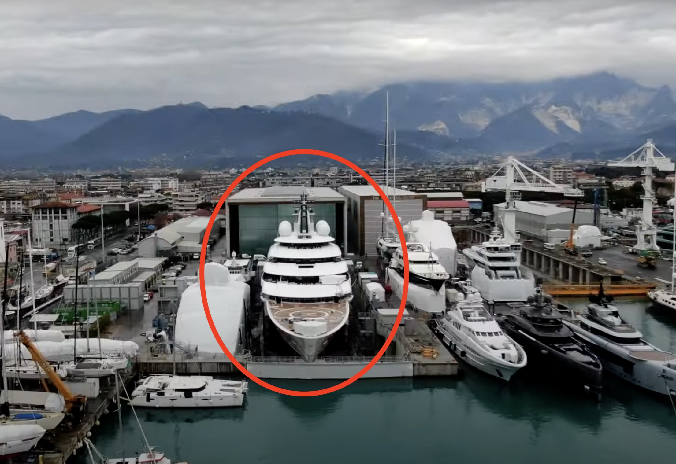 Investigație: Un super-iaht misterios, ancorat în Italia, regiunea Toscana, ar fi al lui Vladimir Putin