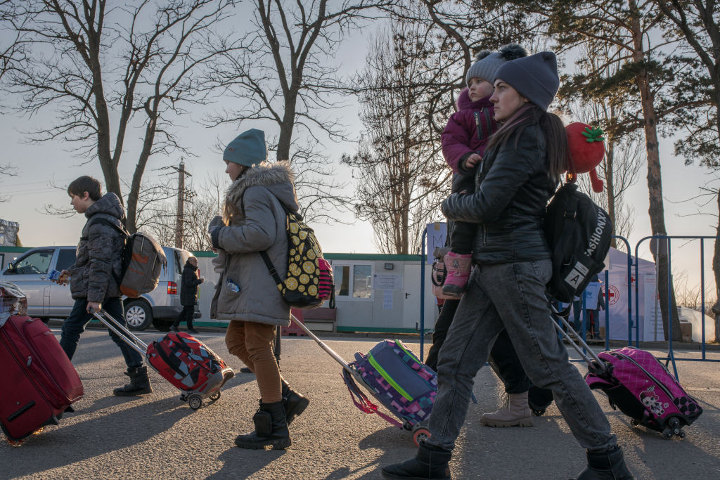 Un an de război. Momentele emoționante cu refugiații ucraineni la granițe, care fugeau de invazia Rusiei | GALERIE FOTO - Imaginea 2