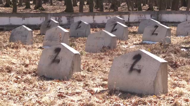 Mormintele soldaților sovietici înhumați în comuna ieșeană Moțca, vandalizate: ”E rușinos așa ceva”