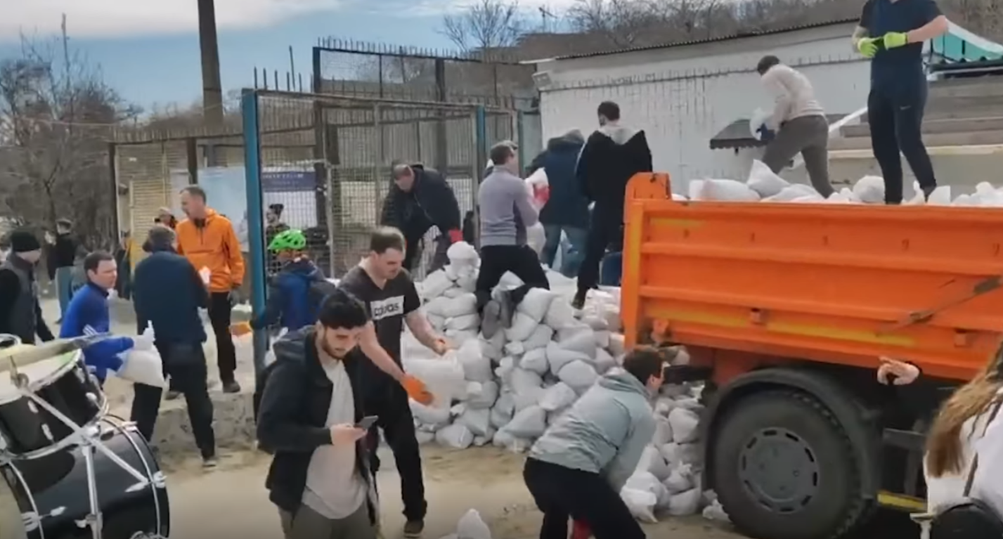 VIDEO: Ucrainenii din Odesa construiesc baraje împotriva rușilor ascultând Bon Jovi